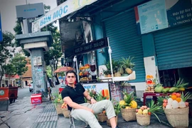 Vẻ phong trần của nam người mẫu vừa gia nhập "vũ trụ VFC"