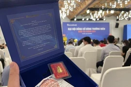 Nhiều cổ đông bất ngờ khi được tặng quà độc, lạ 