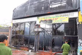 Hiện trường vụ cháy phòng trà ở Đà Nẵng, cửa kính bị vỡ tung