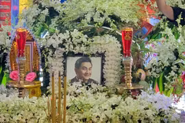 Video: Linh cữu nghệ sĩ Anh Vũ di chuyển về nơi an táng