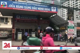 Video: Nhân viên cây xăng thay phiên nhau "móc túi" khách hàng