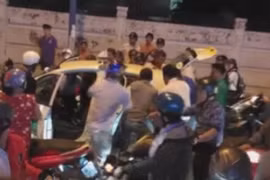 Video: Hai thanh niên cướp taxi bị người dân vây bắt