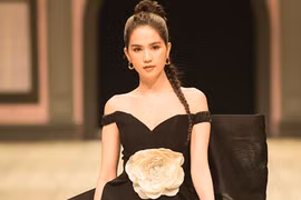 Video: Ngọc Trinh đẹp nín thở khi làm vedette tại Hà Nội