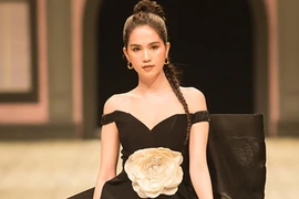 Video: Ngọc Trinh đẹp nín thở khi làm vedette tại Hà Nội