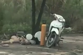 Video: Cặp nam nữ trẻ tuổi phê bóng cười nằm ôm nhau vạ vật trên vỉa hè ở Quảng Ninh