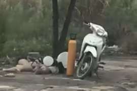 Video: Cặp nam nữ trẻ tuổi phê bóng cười nằm ôm nhau vạ vật trên vỉa hè ở Quảng Ninh