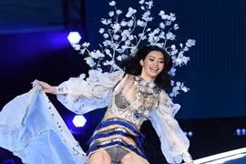 Video: Những cú vồ ếch sấp mặt của siêu mẫu trên sàn catwalk