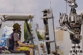 Video: Robot làm từ phế liệu biểu diễn 'thần thái' như nhạc công