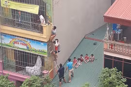 Cháy ở trường mầm non, người dân bắc thang giải cứu hàng chục trẻ