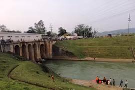 Cô gái nhảy sông tự tử gọi mẹ “đến cống Mụ Bà nhận xác con về“