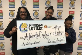Hi hữu khó tin: Nhầm ngày sinh của con, bà mẹ da đen trúng xổ số tiền tỷ