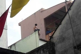 Video: Nghẹt thở cảnh 50 cảnh sát vây kẻ nghi ngáo đá cầm dao cố thủ trên nóc nhà