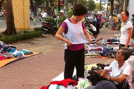 Kinh hãi lây bệnh về máu từ quần áo hàng thùng