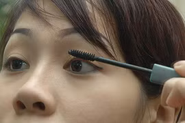 Mắt nhiễm trùng vì dùng mascara 