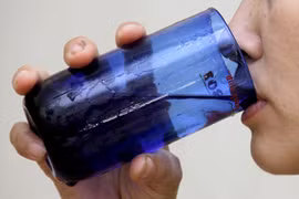 Dùng cốc uống nước sai cách cũng sinh bệnh