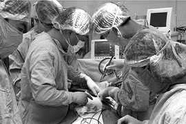 Đang phẫu thuật ung thư, sao phải dừng chờ sinh thiết?