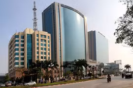 Phong thủy: Hóa giải ánh nắng phản chiếu từ nhà đối diện