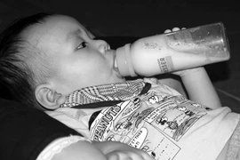 Bà pha sữa đặc, cháu bị táo bón