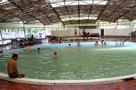 Nguy cơ hít khí độc ở bể bơi trong nhà