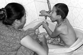 Tắm bằng nước lá cho con lợi hại thế nào?