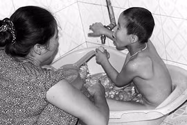 Tắm bằng nước lá cho con lợi hại thế nào?