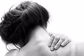 Nhét nhiều đồ vào túi xách, bị trật đốt sống cổ