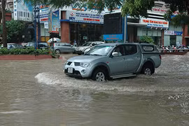 Nước ngập chưa quá tâm bánh xe, ôtô vẫn đi được 