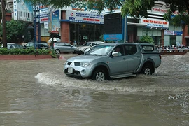 Nước ngập chưa quá tâm bánh xe, ôtô vẫn đi được 