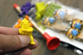 Sách có mùi thơm thường độc hại, đừng cho con dùng