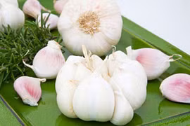 Người cao huyết áp có được dùng rượu tỏi?