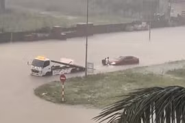 Nghệ An: Mưa lớn, nhiều tuyến đường ngập sâu, học sinh được nghỉ học