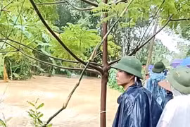 Ba mẹ con bị lũ cuốn khi qua cầu tràn, người mẹ mất tích