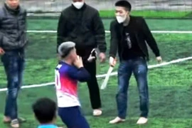 Có xử lý hình sự vụ cầm kiếm đe dọa người trên sân bóng?