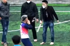 Vụ cầm kiếm đe dọa người trên sân bóng, có xử lý hình sự?