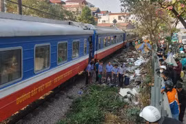 Hà Nội: Người đàn ông đi xe máy tử vong vì va chạm với tàu hỏa