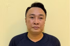 Tạm giữ đối tượng say rượu chống đối CSGT ở Hà Nội