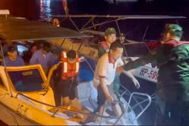 Cứu thành công 6 thuyền viên bị nạn trên vùng biển Cát Bà