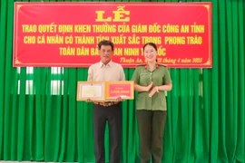 Tài xế xe ôm chở kẻ giết 2 người vào trụ sở công an