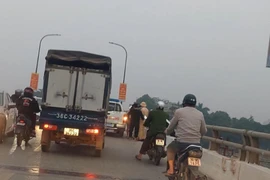 CSGT kịp thời ngăn cô gái trẻ có ý định nhảy cầu