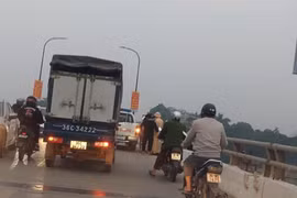 CSGT kịp thời ngăn cô gái trẻ có ý định nhảy cầu