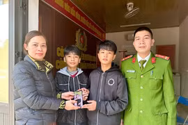 Nam sinh nhặt được iPhone, trả người đánh mất