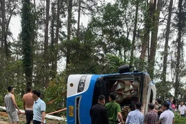 Lật xe khách khiến 2 người chết, 11 người bị thương ở Vĩnh Phúc