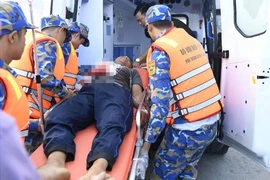 Cứu nạn thuyền viên bị cán nát bàn tay trên biển