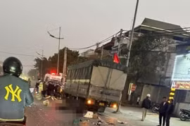 Hà Nội: Xe máy va chạm xe tải, 4 người thương vong