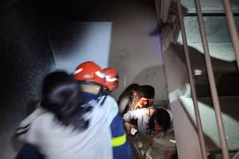 Cháy nhà trọ 6 tầng ở Hà Nội, 7 người mắc kẹt