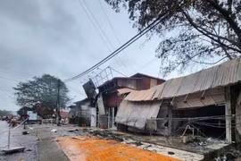 Bắc Ninh: Cháy lớn tại dãy kiot bán hàng khiến cháu bé tử vong