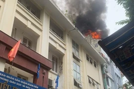Cháy nhà sát trường tiểu học ở Hà Nội, sơ tán nhiều học sinh 