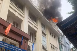 Cháy nhà sát trường tiểu học ở Hà Nội, sơ tán nhiều học sinh 