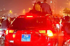 Hà Nội: Xử lý ô tô biển xanh chở người trên nóc xe