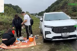 Phạt 13 triệu tài xế dừng xe, trải chiếu ăn cơm cạnh cao tốc